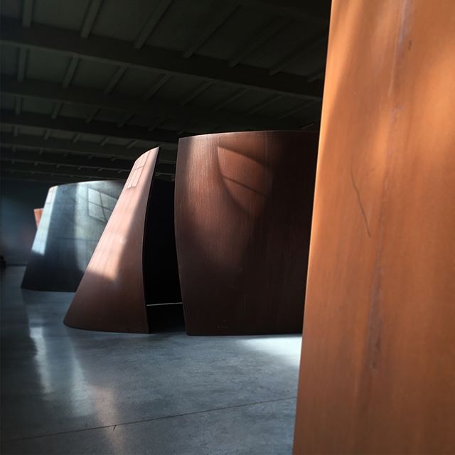 #richardserra: the amazing power of three elements: Space, Light, Scale. .
Since tactility, movement and acoustics are so consequential to the unmediated experience, a visit to @diaartfoundation is highly recommended!