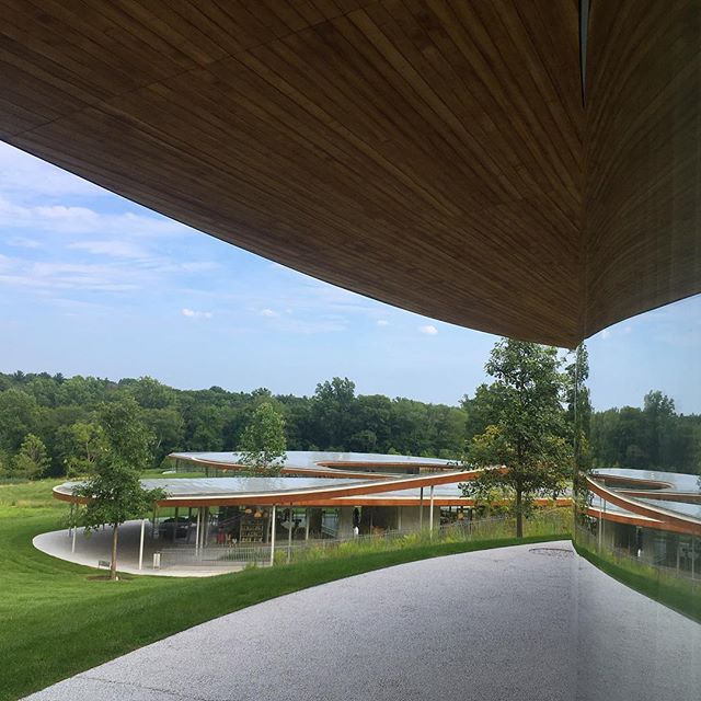 #curves 〰️ Open to anyone (with access to a car) this amazing #RiverBuilding by #SANAA is really elegantly designed and constructed. Lots of thoughtful details all around. The same can&rsquo;t be said about the interiors, but all in all, a great kid 