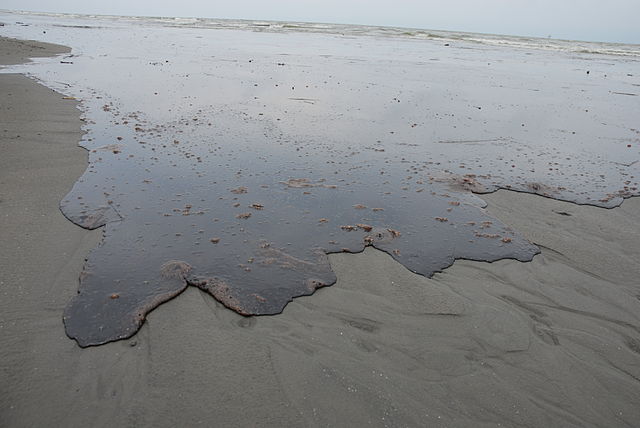 Thick_Oil_Washes_AshoreWikipedia.jpg