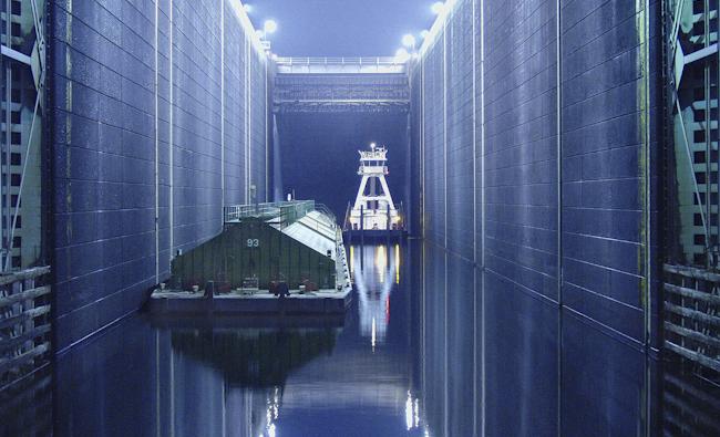 Figure 8. A barge and a tugboat in a navigation lock . Source: Save Our Wild Salmon .