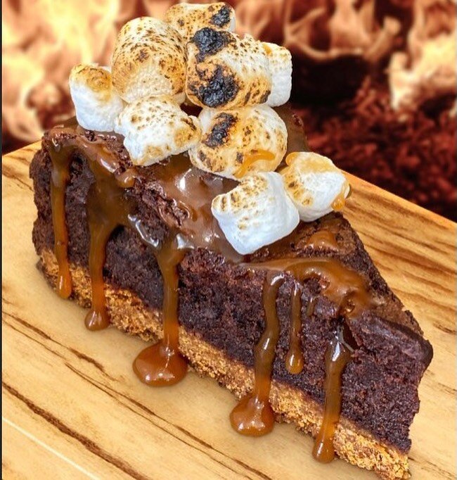 When your best friend is a photoshop pro 😝🤘🏻🔥 
NEW FOOD ITEM ALERT! 
#new Brownie S&rsquo;mores Dessert available at @tusketfallsbrewing this weekend! 🍫 (this is one of our new items we will be offering at the brewery from now on 🙌🏻 make sure 