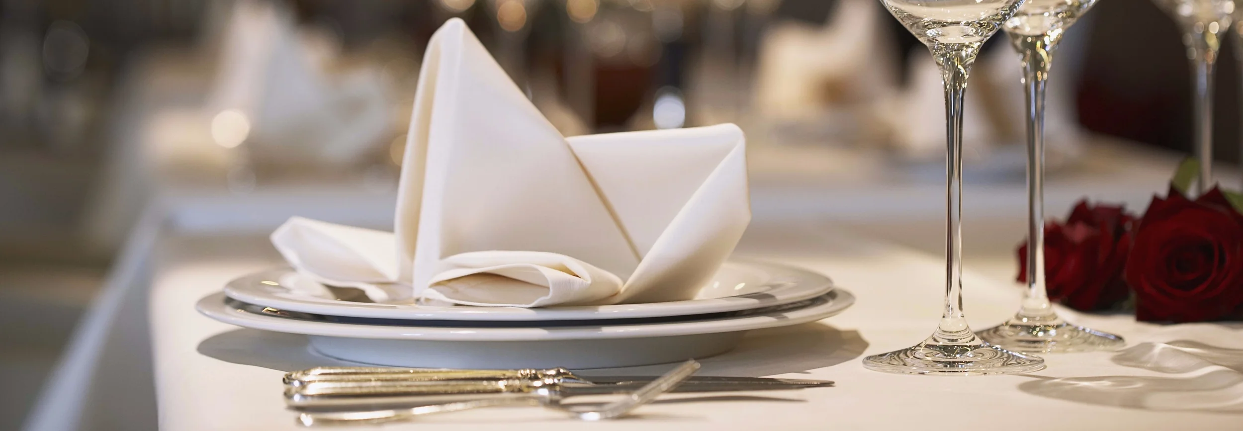 desk_restaurant_wine_glasses_plates_flowers_roses_80713_3840x2160.jpg
