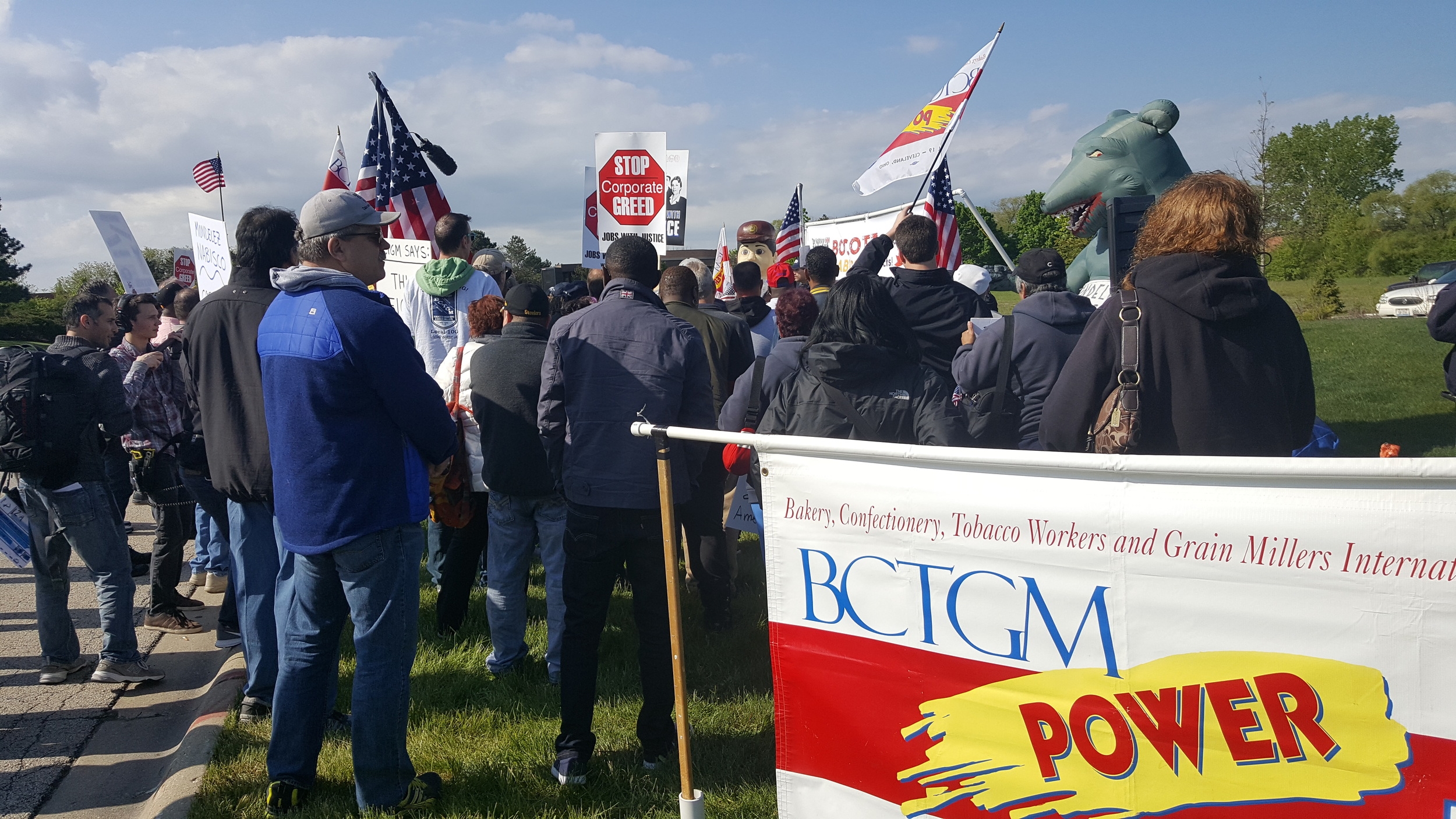 Solidarity Action at Mondelez Shareholder Meeting in Lincolnshire with Nabisco Workers!