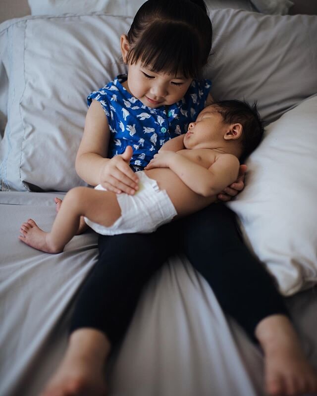 The joy and curiosity when checking out a new sibling always warms my heart. I love witnessing it. #newbornphotography #familyphotography #familyphotographer #losangelesphotographer #losangelesphotography