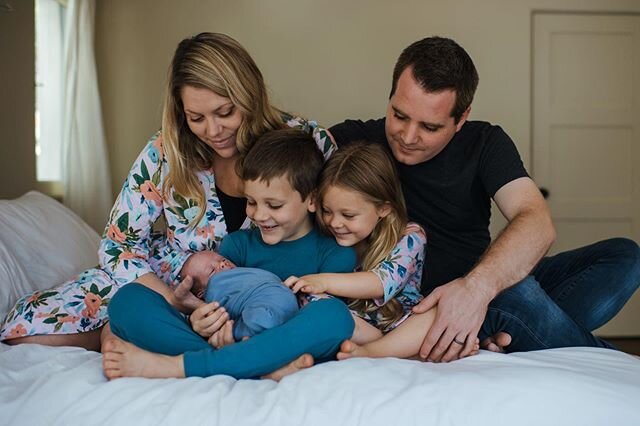 This beautiful family right here has so much love for each other. I&rsquo;m constantly inspired and motivated by them ✨ @chriata #familyphotography #newbornphotography #losangelesphotographer #losangelesphotography #naturallightphotography