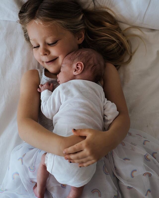 The happiness when the little sister also becomes a big sister 🥰🥰 #familyphotography #newbornphotography #losangelesphotographer #losangelesphotography #naturallightphotography @chriata