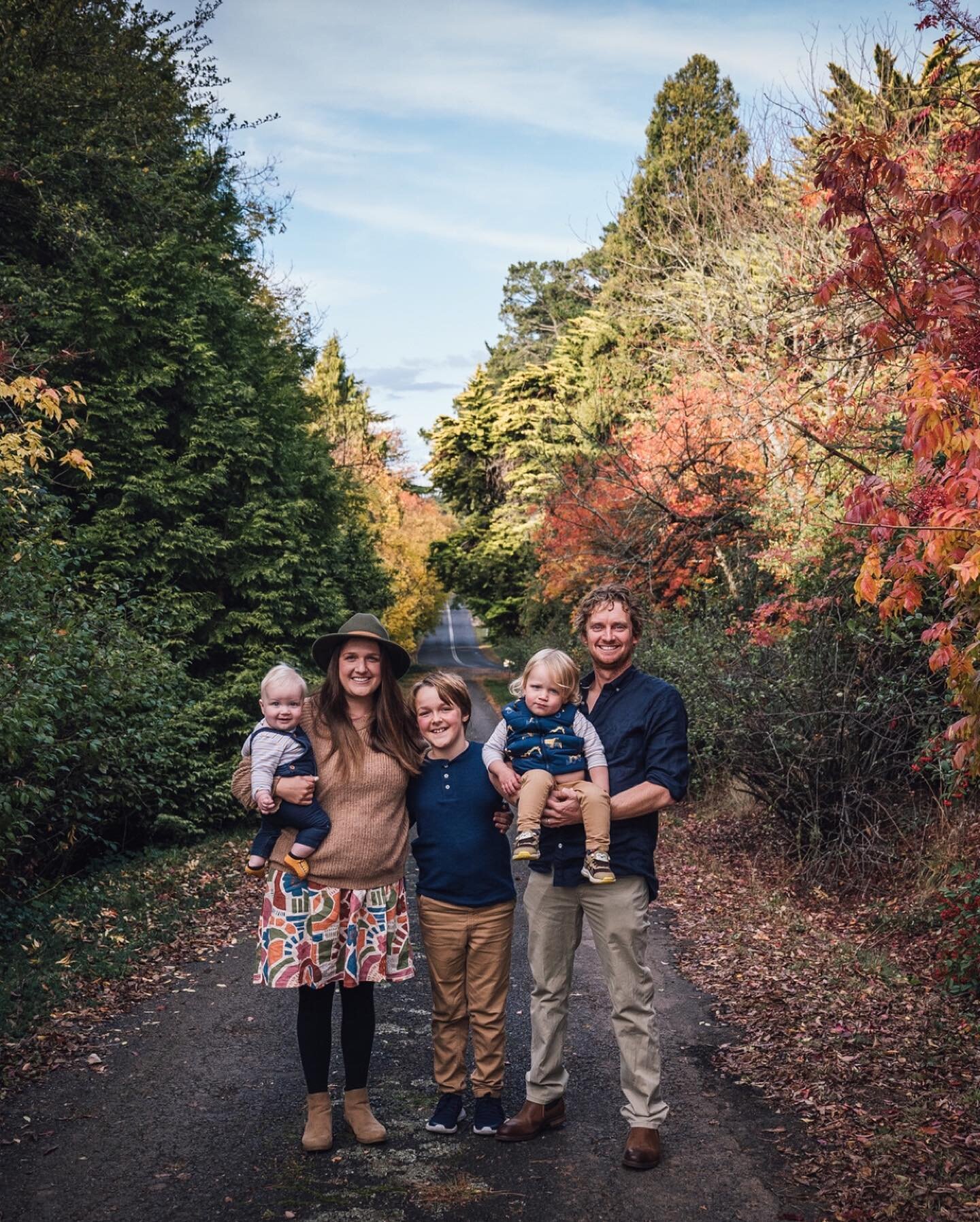 Another year in Orange capturing the Magic of Autumn 🍂✨ 

These adorable little explorers brought enchantment to every frame!! 

Thanks to the families who booked me to make autumn magic amidst the sprawling ivy and vibrant red-gold leaves of Campbe
