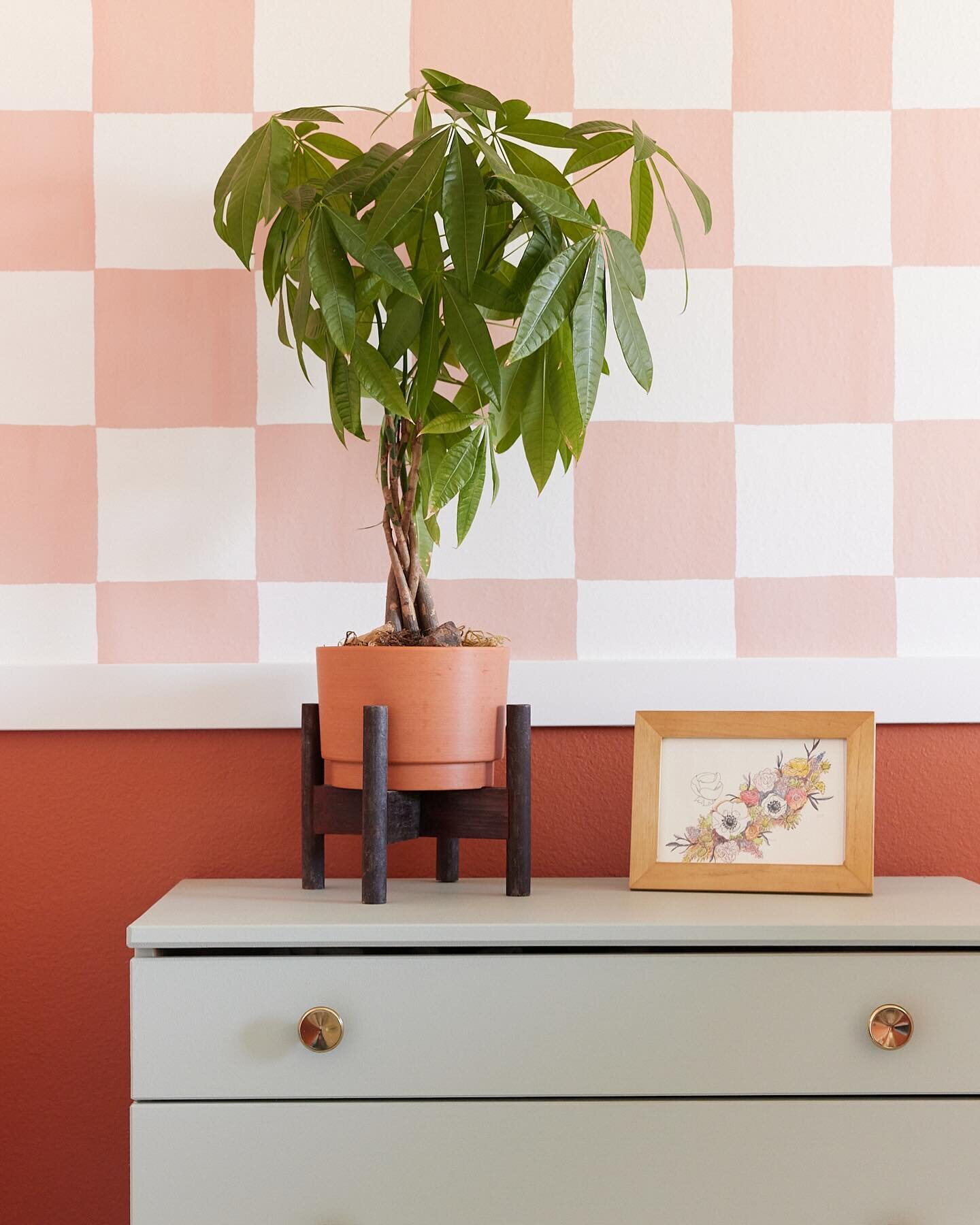 James and I had 2 weekends to decorate our house for @hgtvhandmade. We had to use whatever wallpaper we had on hand, and luckily I had a bunch of this cute checker print. I also used some old curtain and turned her bed into a tent! How do you think i