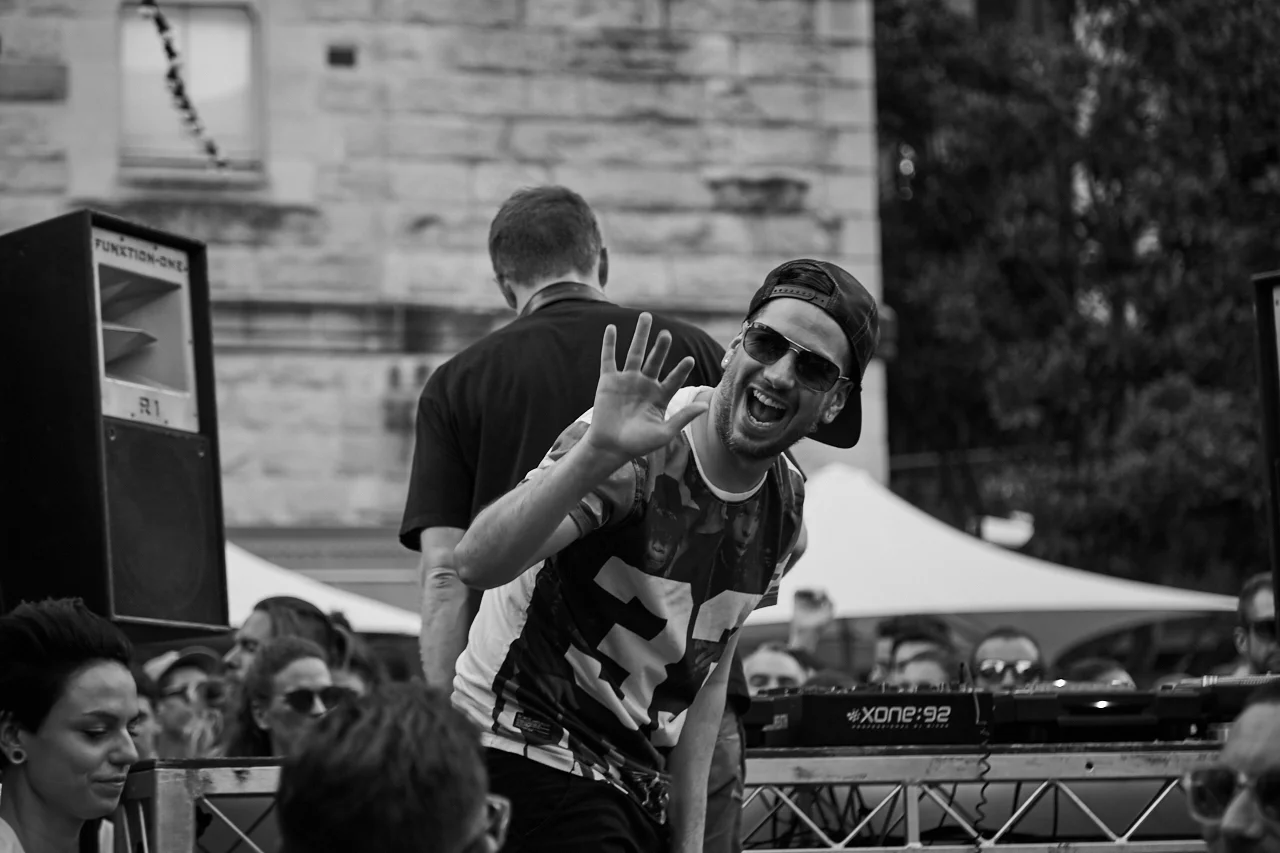 Phil Weeks & Joss Moog bring the house down-under