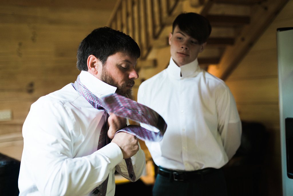 groom ties the tie