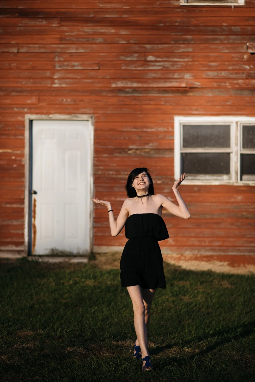 senior portraits in front of barn