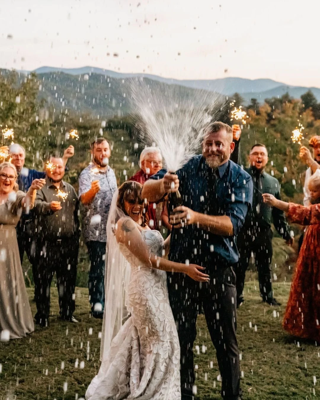"It's hard to describe but I definitely know it when I see it." 
~words from Lori Hetteen's Stacks of Kindnesses. @lorihetteen ❤️

Micaela &amp; Eric&rsquo;s wedding at Mountain Tops in Blue Ridge was one for the books &mdash; a day filled 