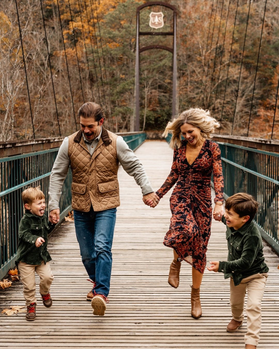 What if today's a really good day and you miss it? Look alive. 
~words from Lori Hetteen's Stacks of Kindnesses. @lorihetteen ❤️

The Gage Family, simply being themselves with the Appalachian Mountains cheering them on.

 #GeorgiaPhotographer #georgi