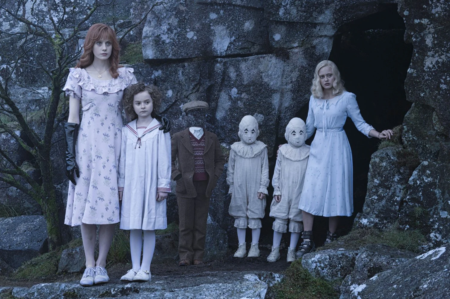 Ella-Purnell-Pixie-Davies-Lauren-McCrostie-Cameron-King-Thomas-Odwell-and-Joseph-Odwell-in-Miss-Peregrines-Home-for-Peculiar-Children.jpg