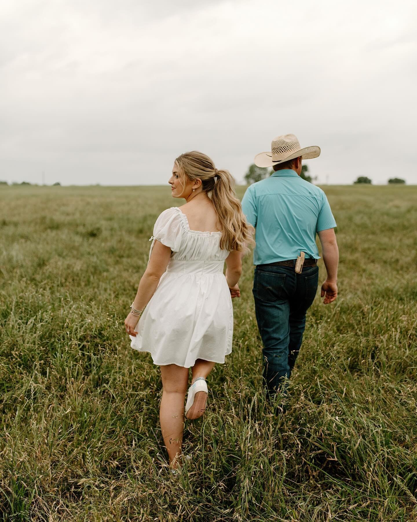 Caxton and Garrett ✨ the sun might not have made an appearance but they were shining bright⁣
⁣
#engaged #engagements #love #countrylove #westernlove #westernstyle #western #soontobemrs #wife #husband #ranchwedding #ranchweddings #texas #tx #texaswedd