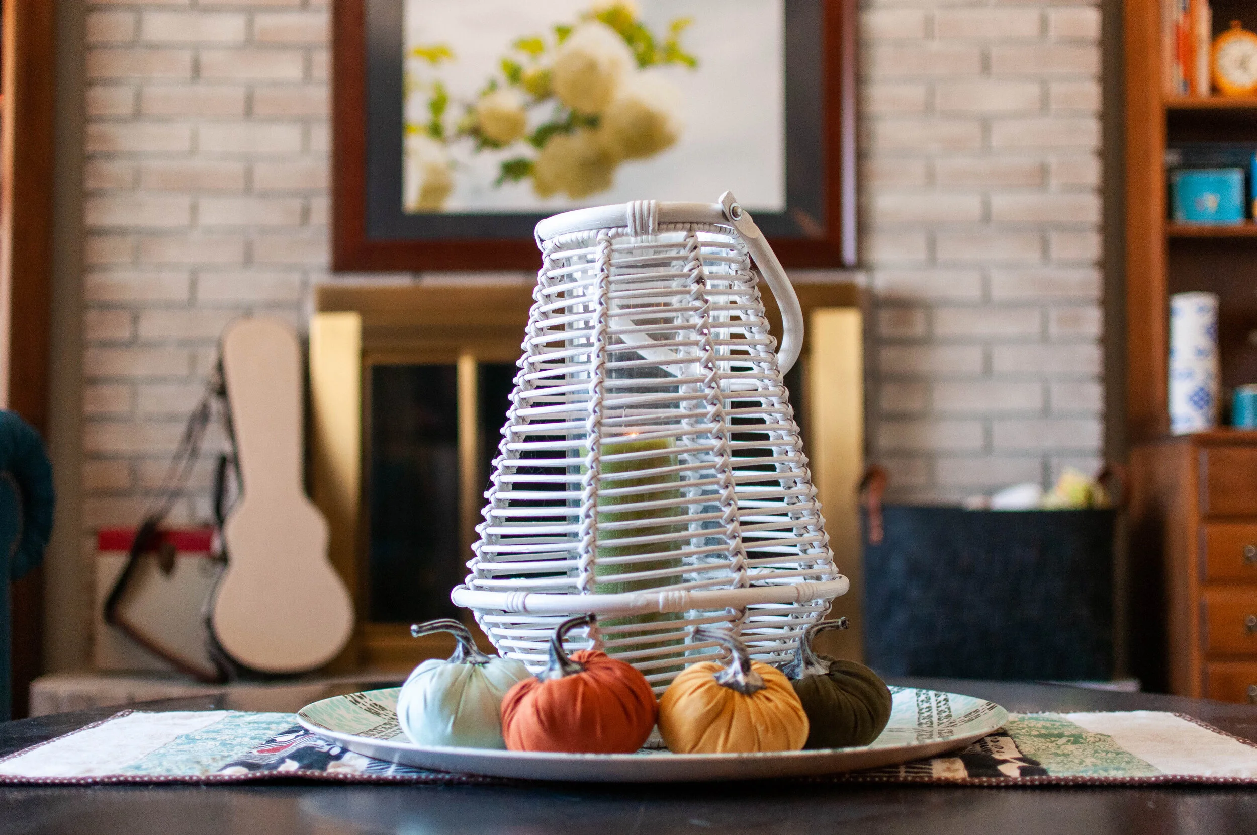 Simple Fall living room decor || PIn Cut Sew Studio #livingroom #falldecor #simpleliving