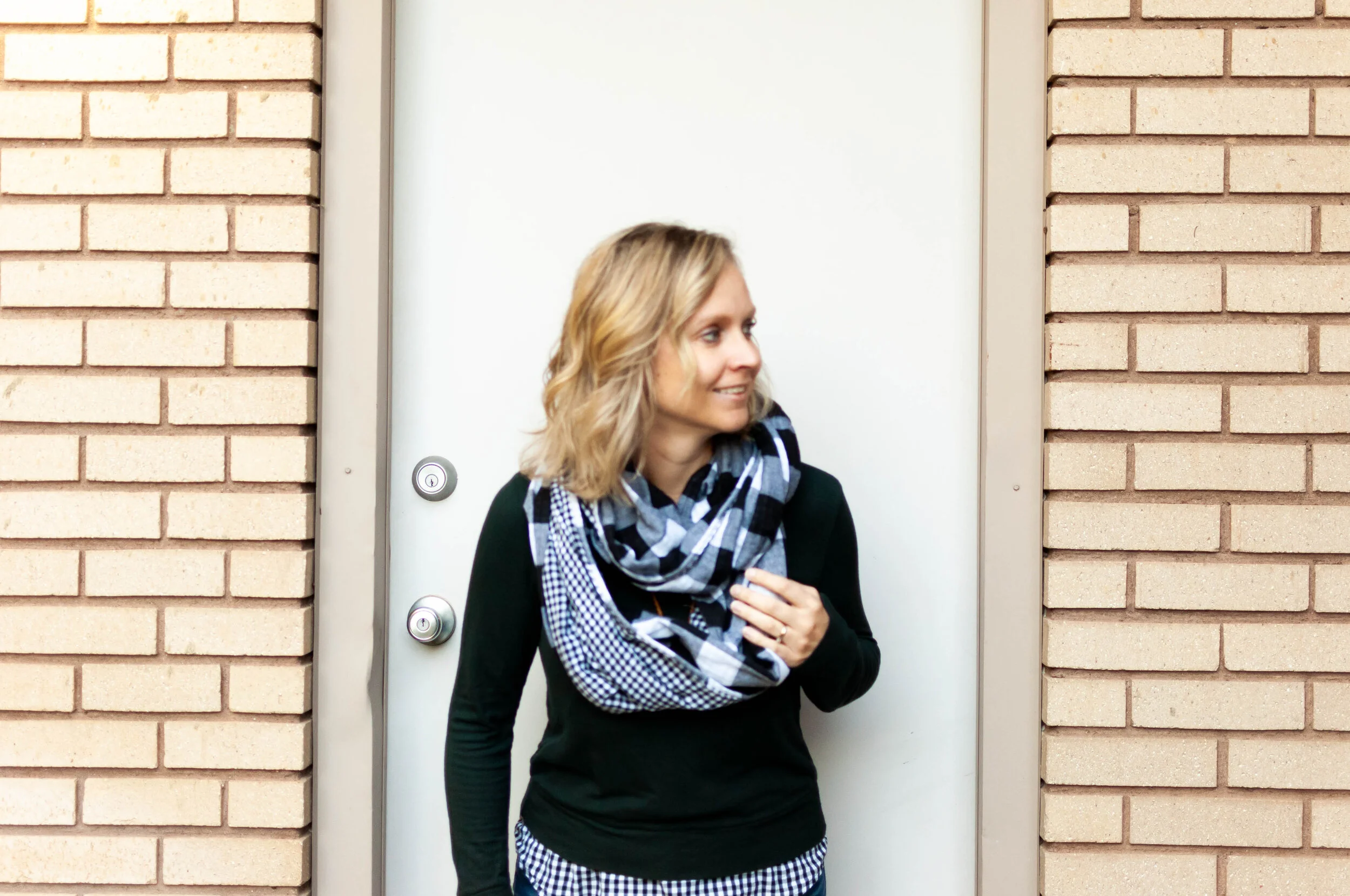 Click over to learn to make an easy DIY infinity scarf! || PIn Cut Sew Studio #infinityscarf #diyscarf #circlescarft