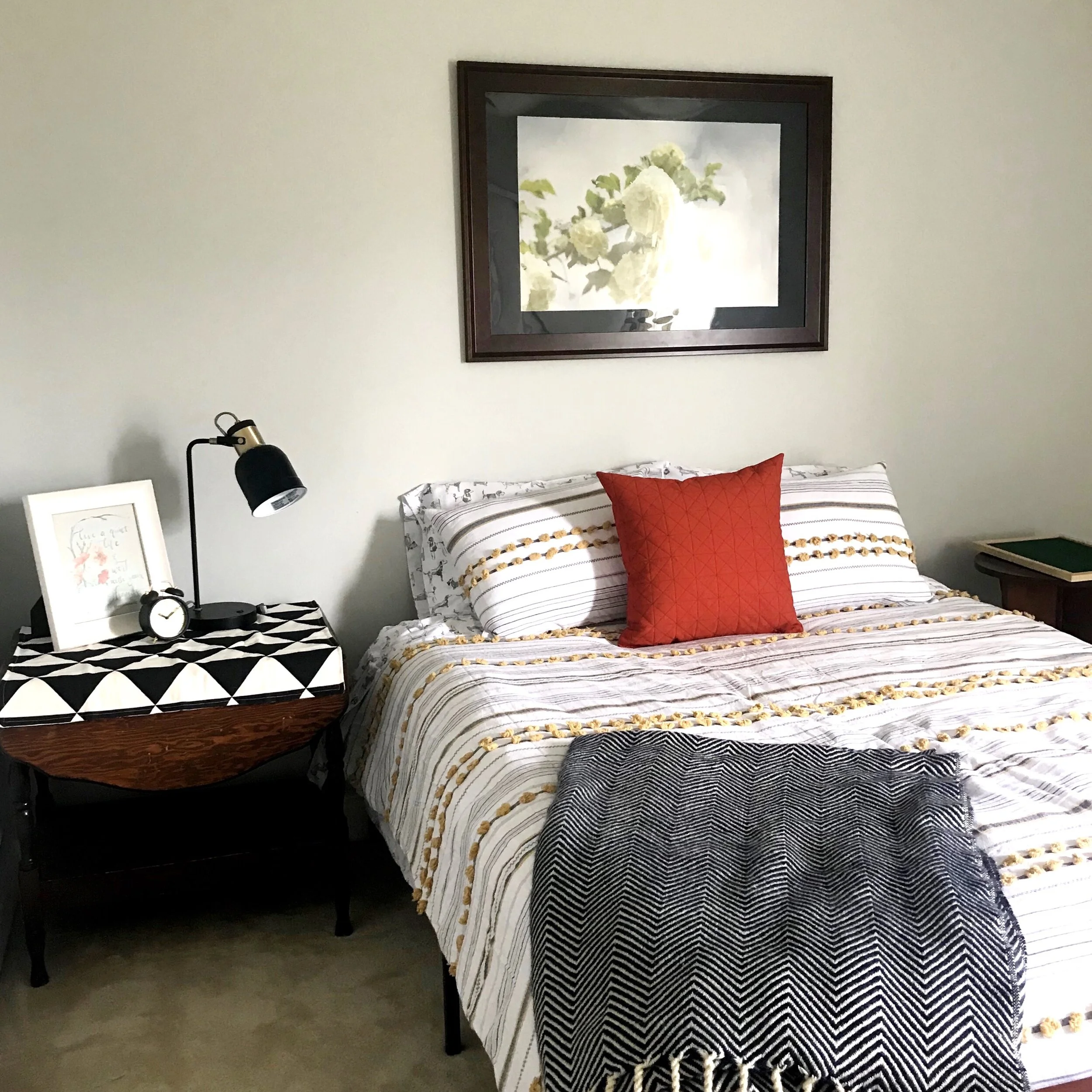 How to recover an accent pillow with a quilted pillow cover. Refresh your throw pillows with this simple DIY tutorial. || PIn Cut Sew Studio #sewing #pillow #decor #quilted