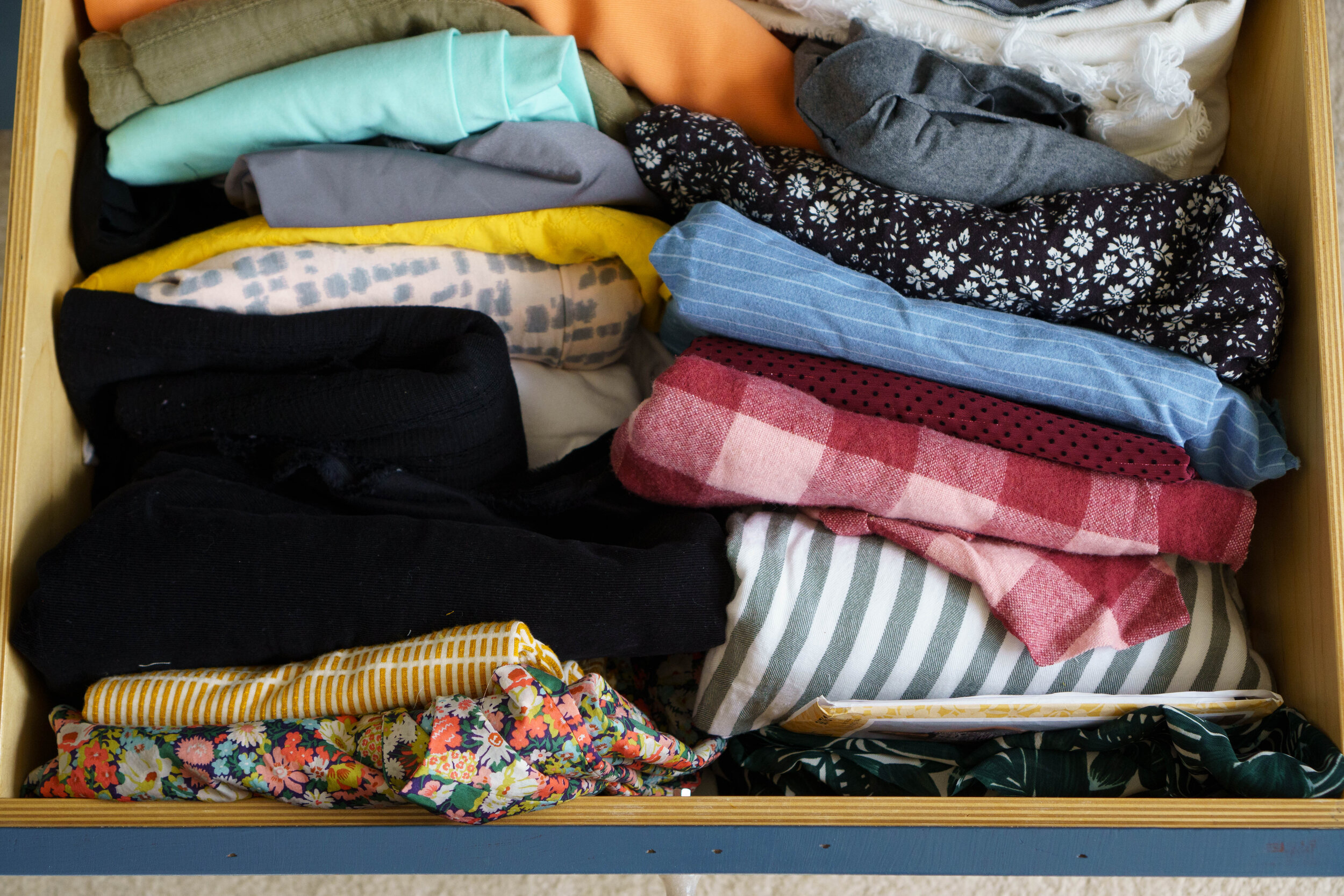 All my best tips for sewing and craft room organization! Learn how to keep your space clean, organized and clutter free, with good systems and good habits. || Pin Cut Sew Studio #sewingroom #craftroom #organization