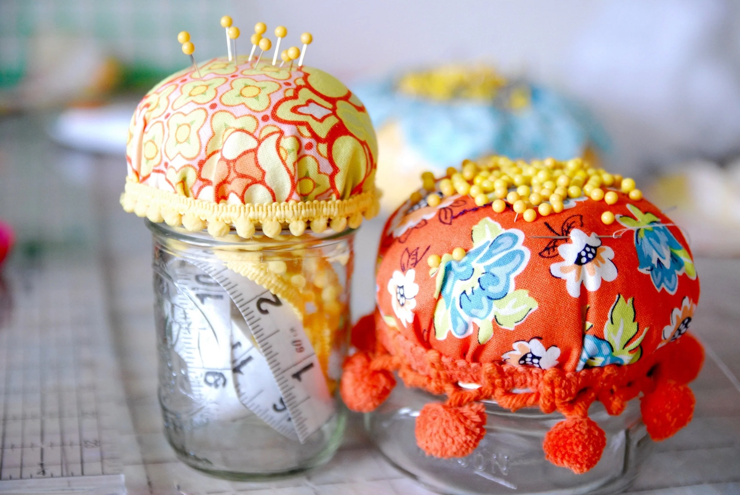 How to Make Pin Cushions with Mason Jars || And Easy & FREE Tutorial