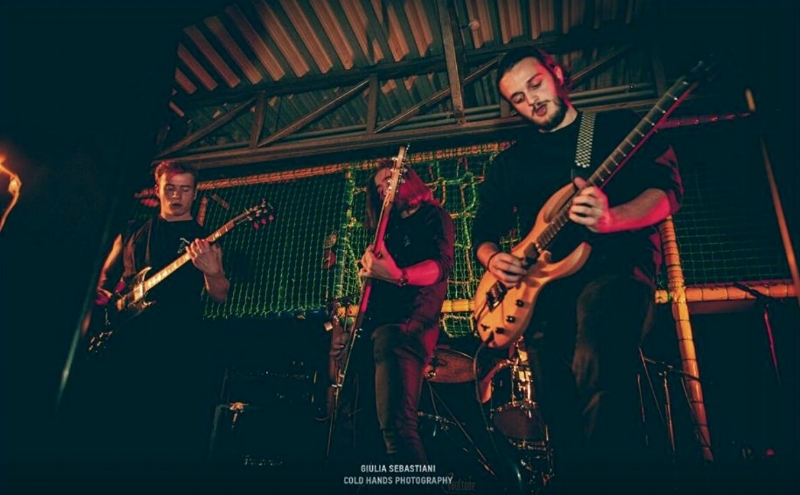 STONE RELIGION -Sascha Heims Sascha Heims plays lead in guitar the Belgian grunge rock band Stone Religion, formed in 2014. A year after the band was founded a 2 song demo was released which got them a following in the local metal/rock scene. After noticing the potential the band continued on to release their first EP Overflow in September 2016 followed by a sold-out release show. Currently the band is planning on releasing in album in summer 2017. Stone Religion’s sound is very varied, incorporating influences from different musical styles into their repertoire. Anything from metal to grunge and even indie rock can be recognized in their signature style. As a musician exploring different musical genres is of great importance to me, therefore I’m also active in hardcore and jazz.