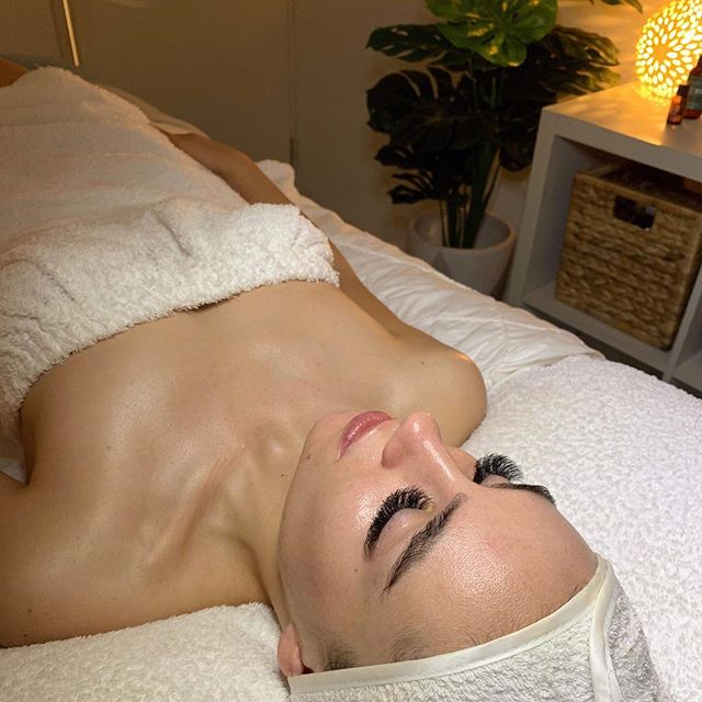 Facial for @em.spiliopoulos by @rosie_mkskin Doesnโt this look like total bliss! ๐
Deep cleanse, enzymes and hydrabrasion (microdermabrasion + water) ๐ฆ