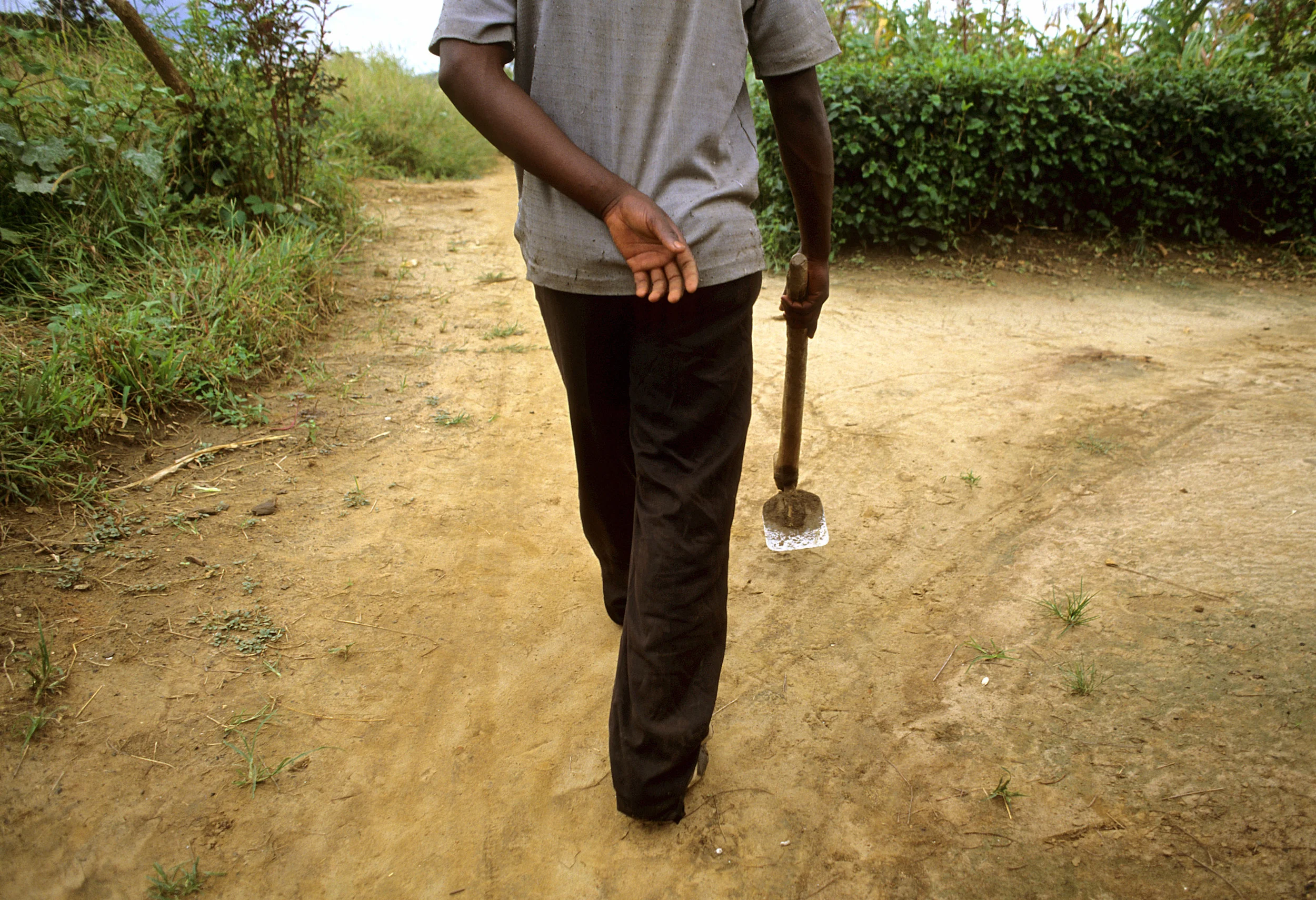 1.8.Web.Zambia.shovel.jpg