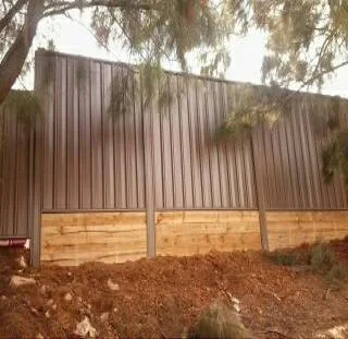 Colourbond fencing with retainwall.jpg