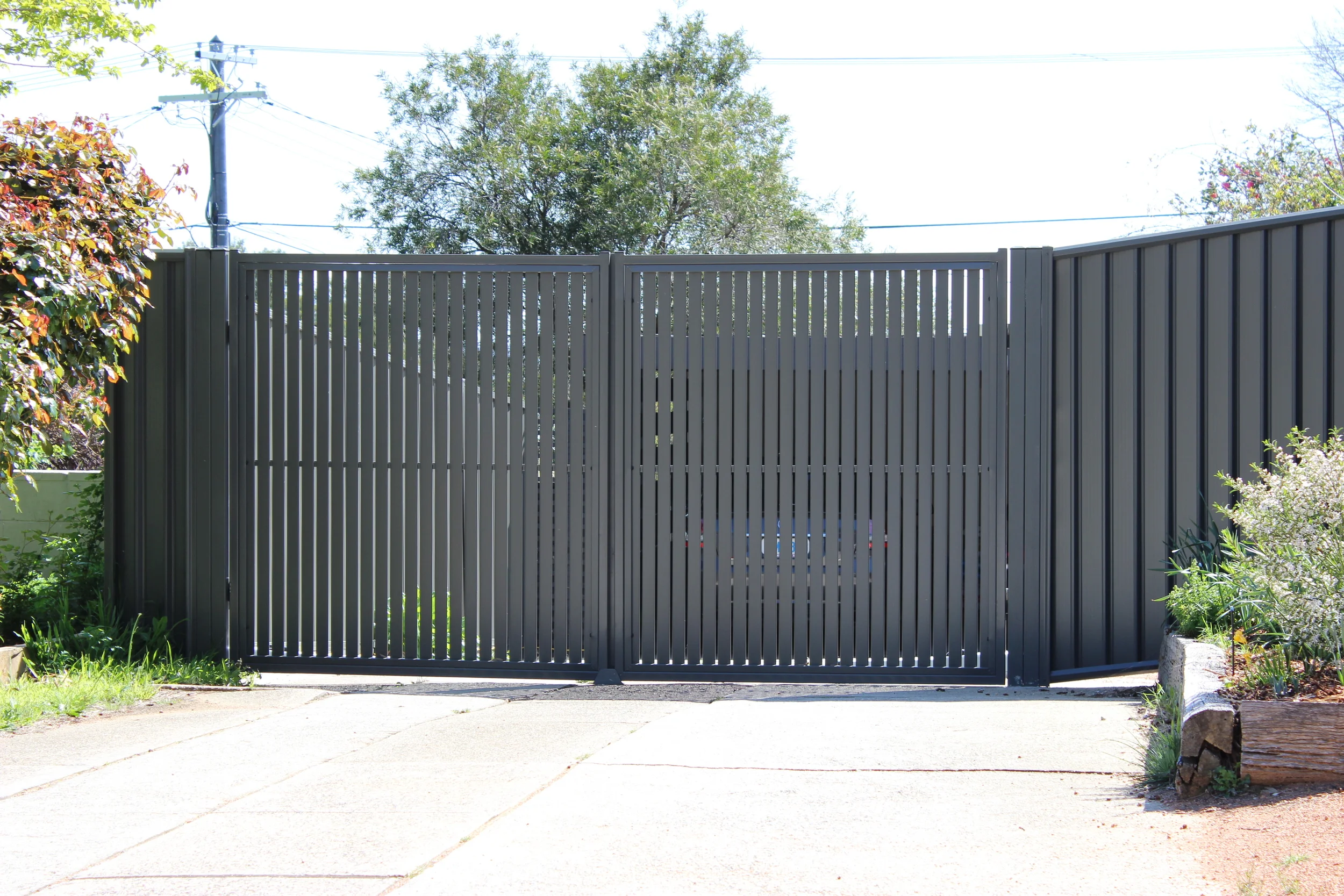 Vertical slat gate automatic gate.JPG