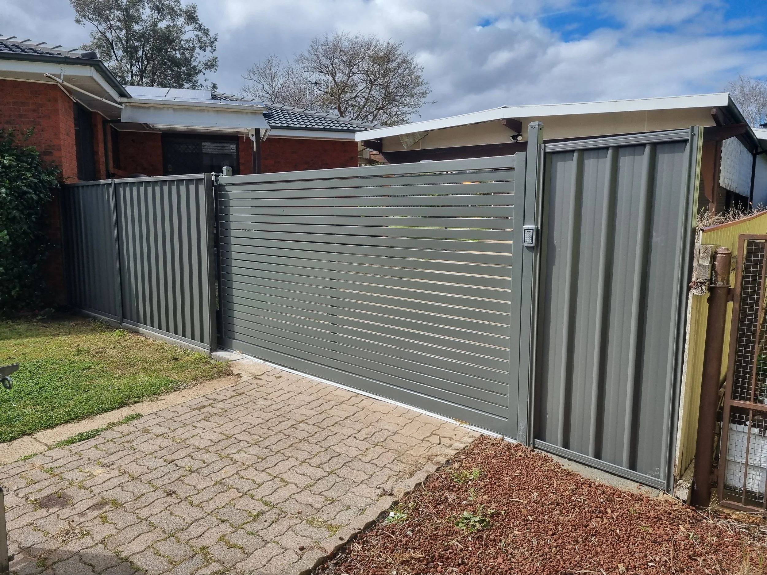 Automated sliding slat gate