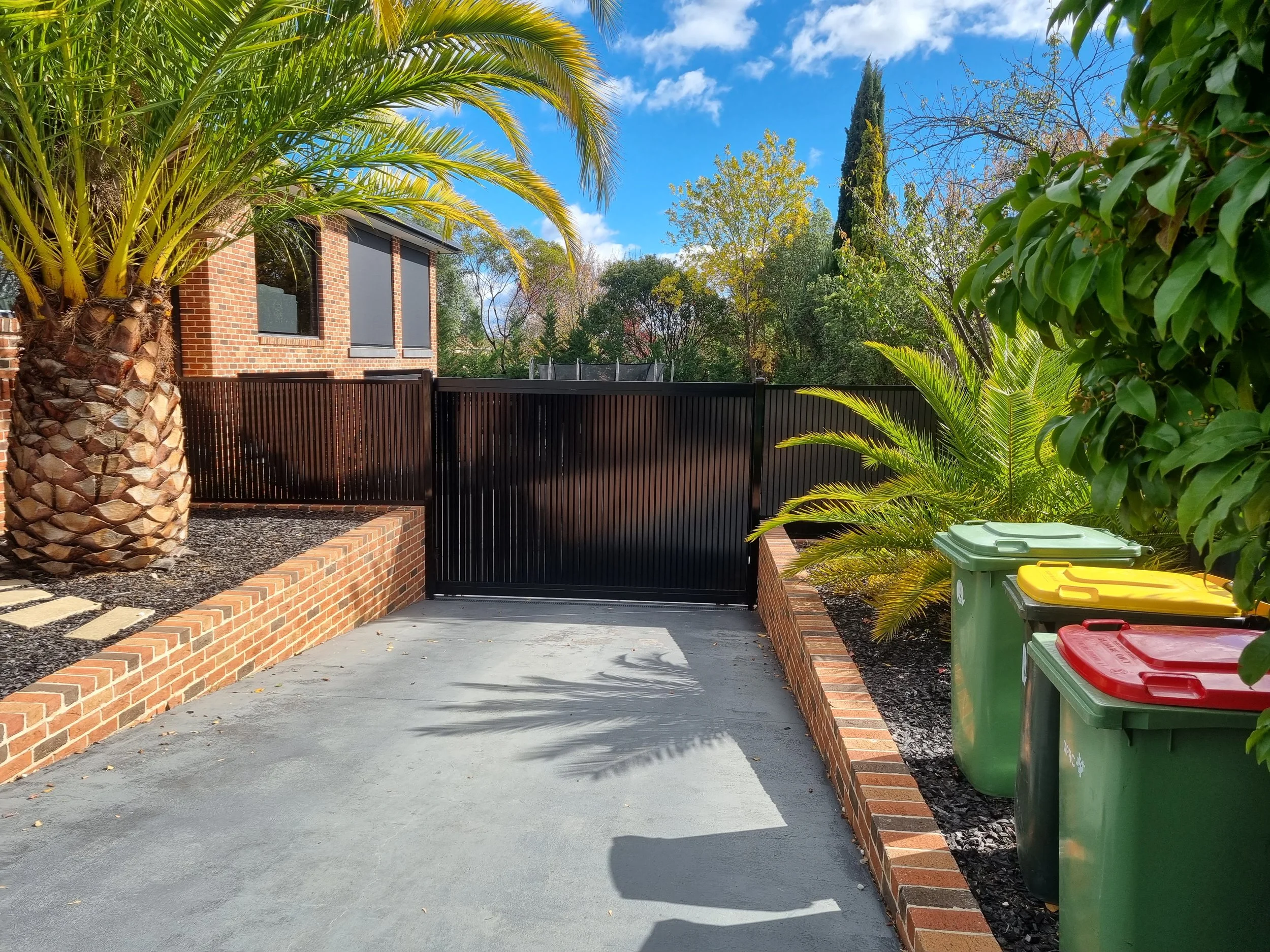 Automatic sliding louver gate