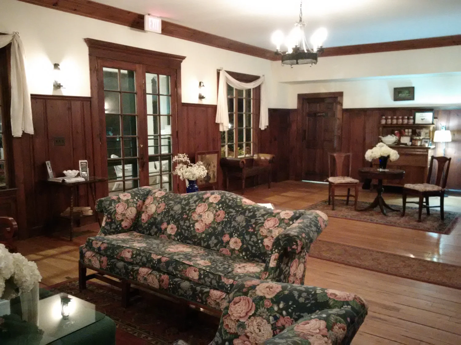 the lobby of the historic lakewood inn restaurant, right next door to colony house inn