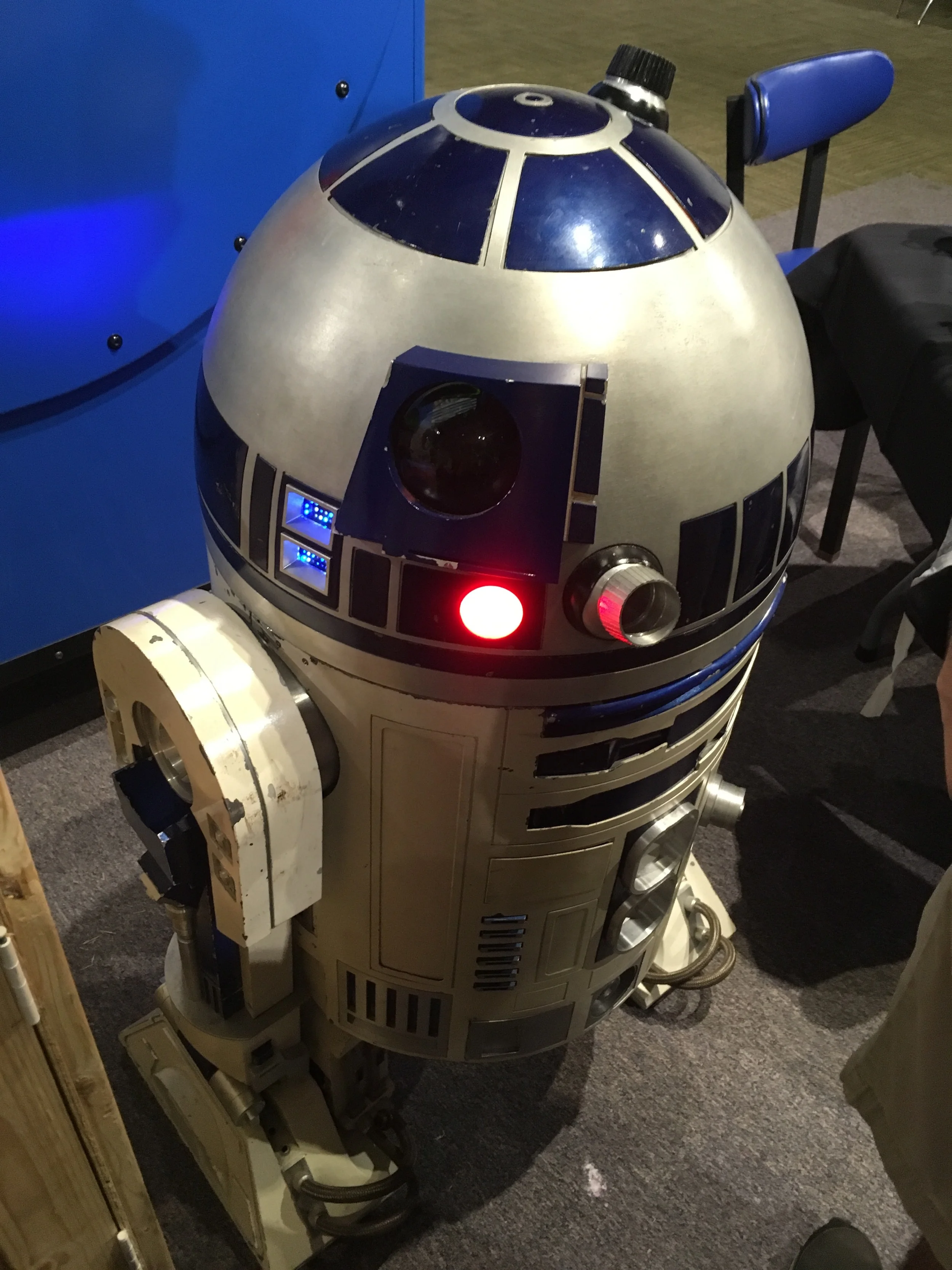 R2-D2, what are you doing here? Oh, you're helping with the robotics lab demonstration. That's awesome!