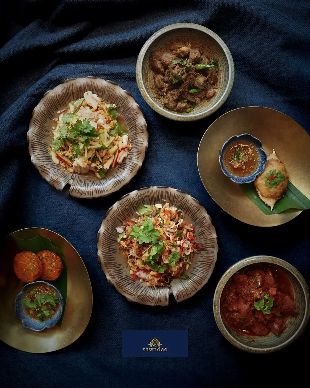 This season, Chef Ning presents a showcase of timeless Thai classics in collaboration with DiningCity.
Savour crowd favourites such as the Crispy Fluffy Seabass Salad (Saaeng Waa Pla Gra Pong Fu  แสร้งว่าปลากระพงฟู) and Spicy Angus Beef with Bird&rsq