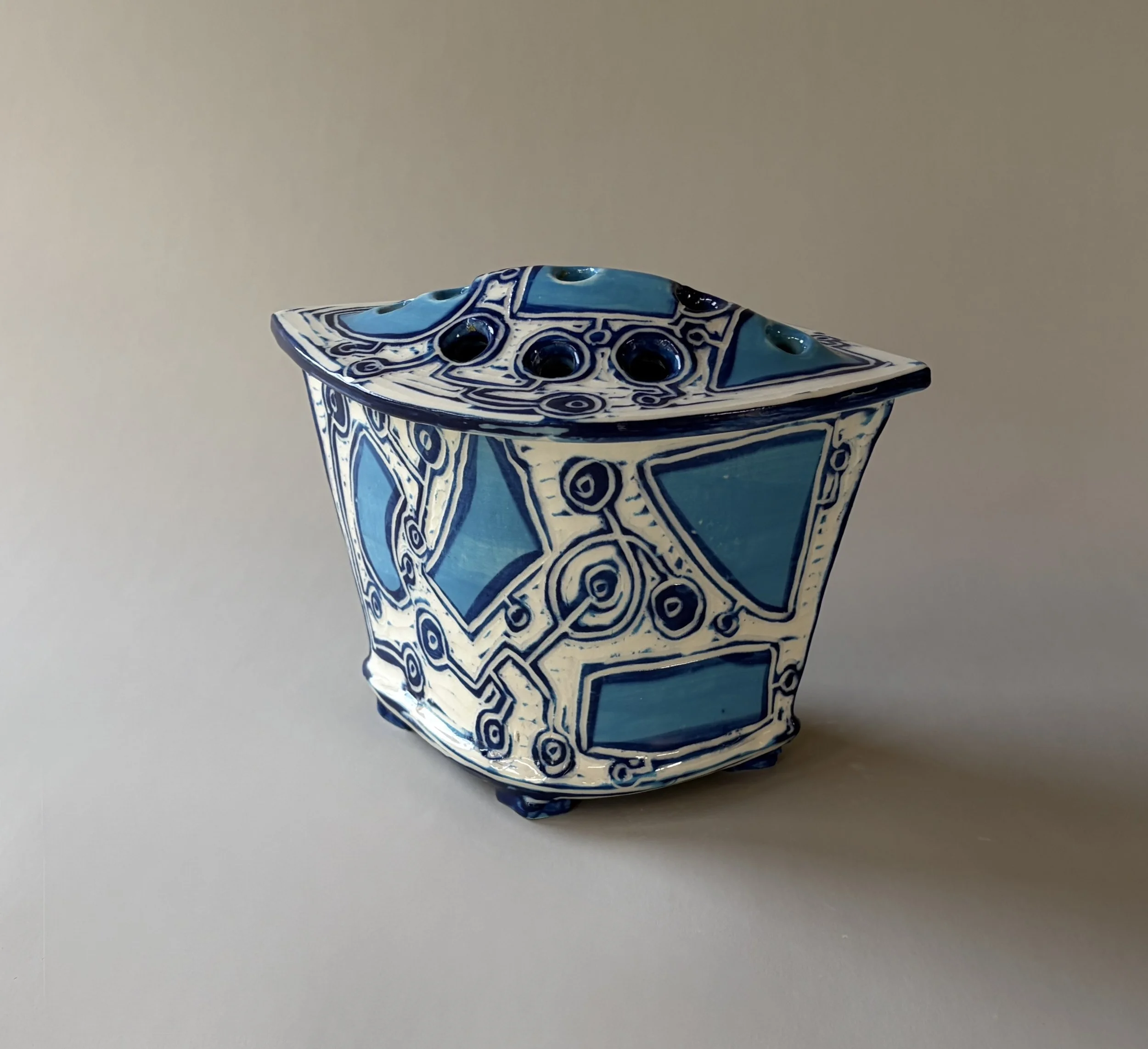 BLUE QUEST - LIDDED FLOWER VASE