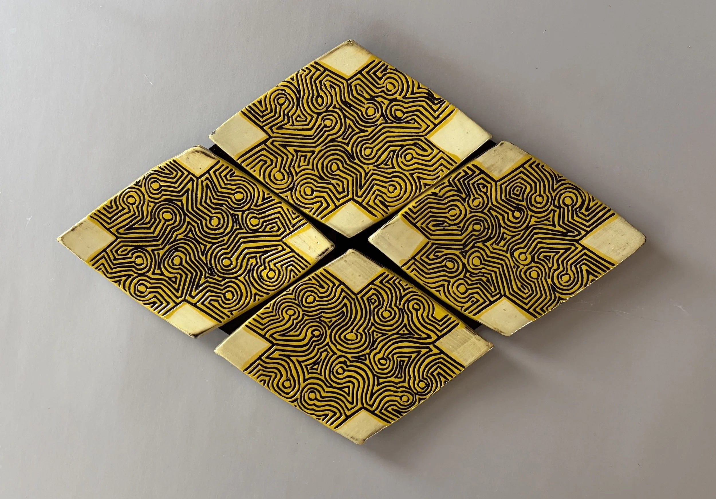 GOLDEN QUEST - WALL DISHES 1