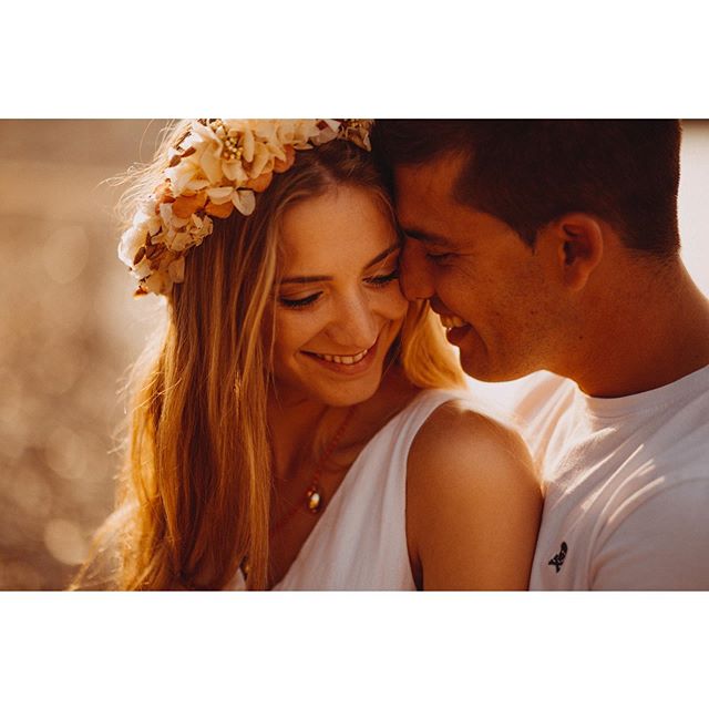 Super Viernes🤘🏼🔥🤘🏼 💐corona de flores: @comooritoenpano 
#fotografodebodas #weddingdress #coronasdeflores #weddingphotography #weddingplanner #weddingineurope #bohemianwedding #jaumedevesa #picoftheday #boda #love #destinationwedding