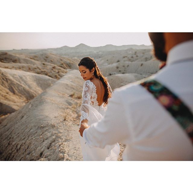 🌅Buenos dias. Que os parece la foto? Ellos son Rocio &amp; Ivan y me lo pase genial fotografiando su postboda. 
#novia #wedding #weddingineurope #weddingphoto #weddingdress  #weddingphotography #weddingphotographer #boda #bodas #woodlandwedding #fot