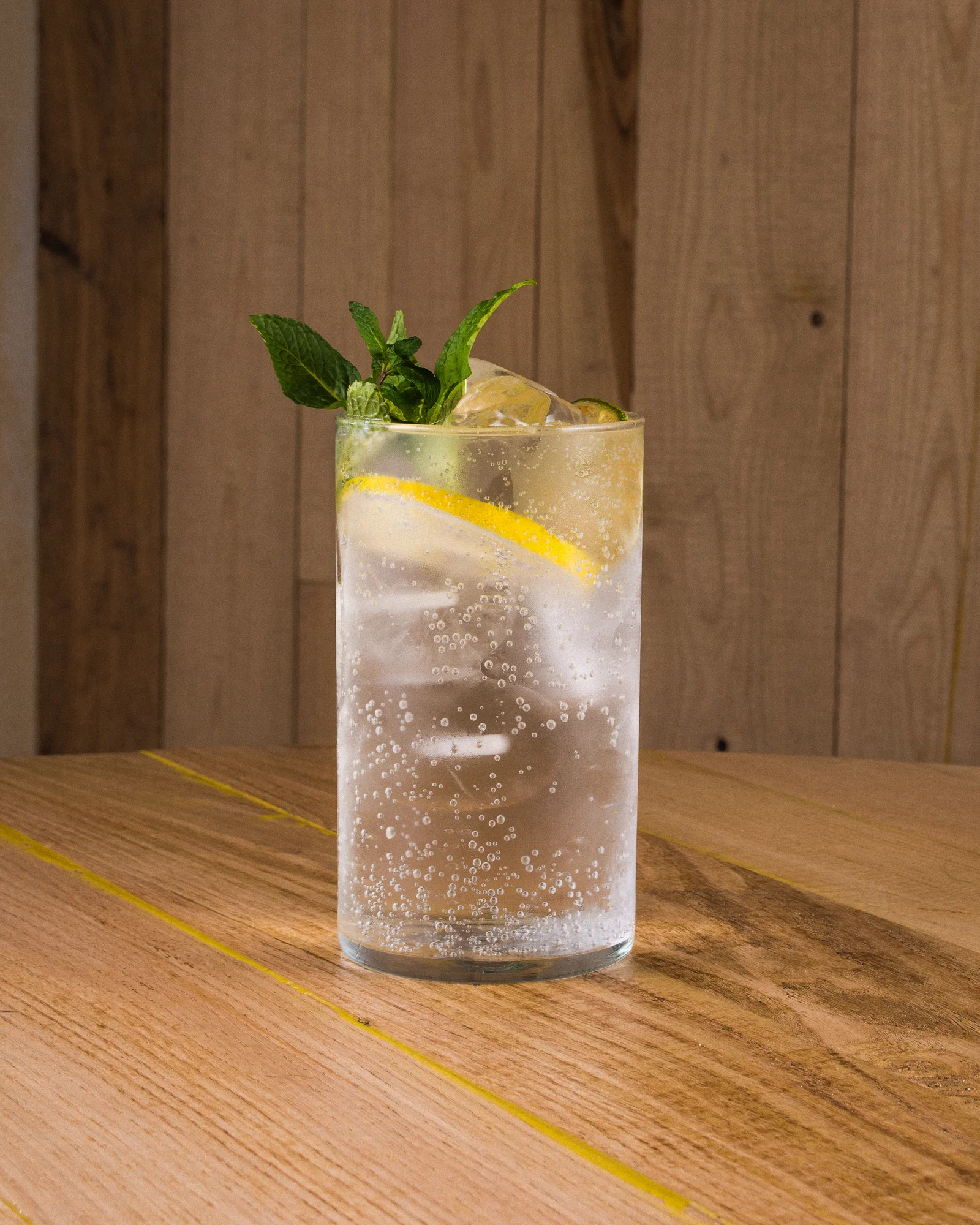 Aqua VITA El Clásico. Servir 50ml de VITA Spirit sobre unos hielos grandes y gélidos, y cubrir con 200ml de agua con gas, servida lentamente para preservar su burbujeante personalidad. Añadir una rodaja de limón, y Menta o Hierbabuena al gusto para potenciar su frescura y particular sabor. Relájate y disfruta de la simplicidad de una copa sin azúcar añadido ni aditivos, libre de calorías innecesarias y con mucha personalidad. 