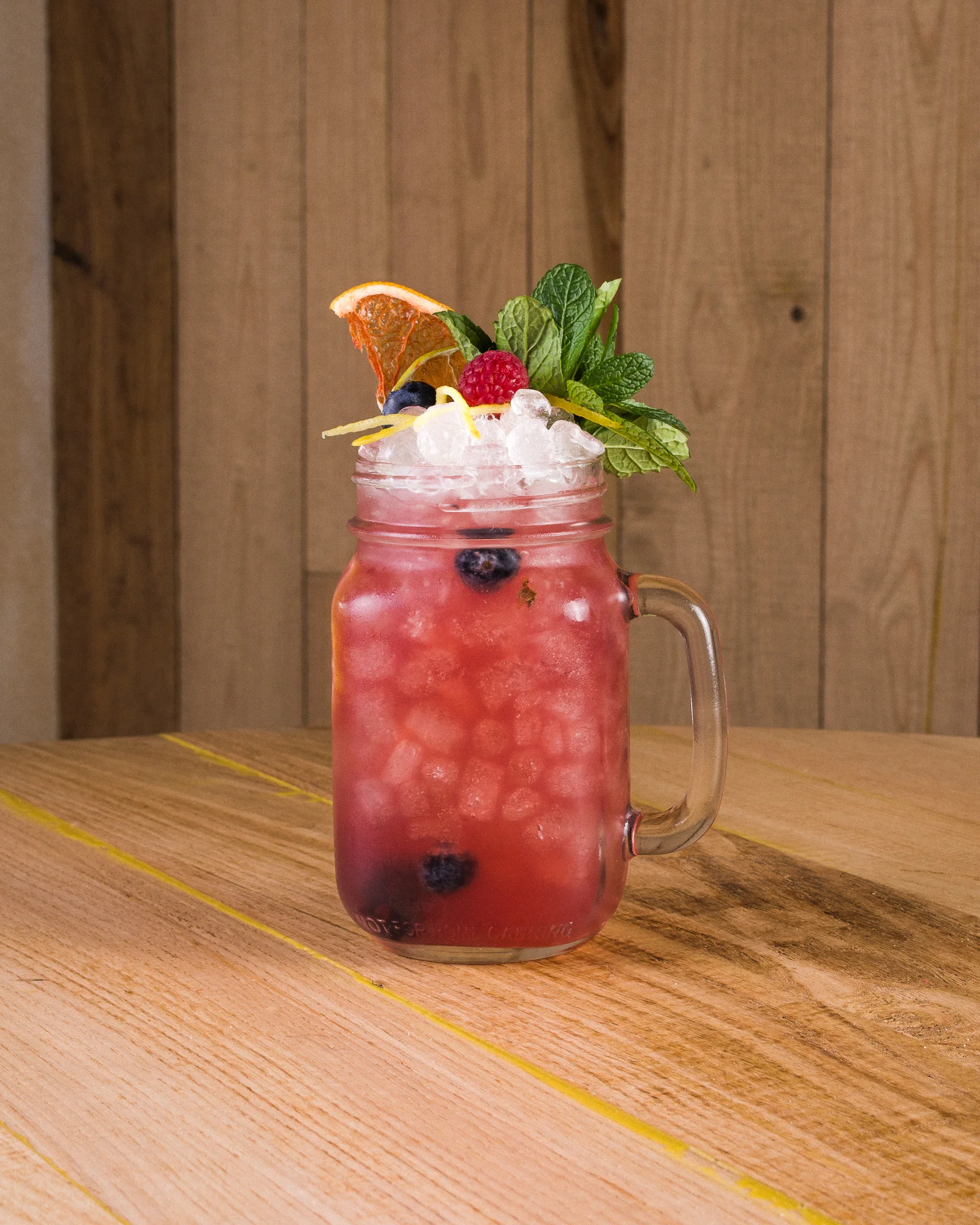 Viva la VITA Vive la vida al máximo con una sonrisa libre de remordimientos La estrella de nuestros cócteles bajos en calorías: machacar frutos rojos seleccionados sobre una base de 35ml de VITA. Añadir hielos grandes y cubrir con 70ml de zumo de arándanos y 145ml de agua con gas. Añadir hojas de hierbabuena, hielo picado, y un twist de limón para maximizar su frescura. La mejor gasolina para disfrutar del camino. No se pueden vivir dos vidas, pero al menos puedes pedir más de un Viva la VITA.