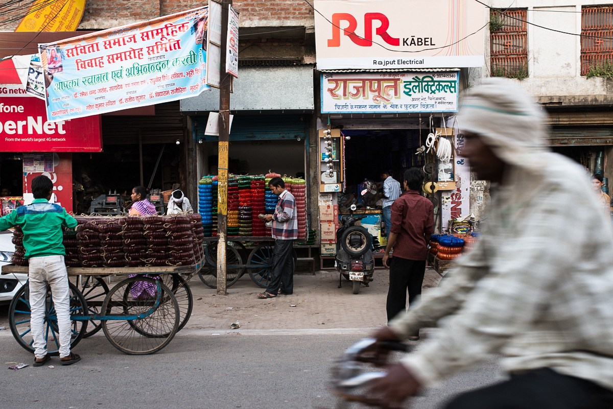  October, 2016.&nbsp;Firozabad town, Uttar Pradesh, India.  Firozabad town is famous for its glass work.&nbsp;Men carry their finished bangles to the market to be handed over to the retailers. Many families in Raina village, where ABT Associates impl