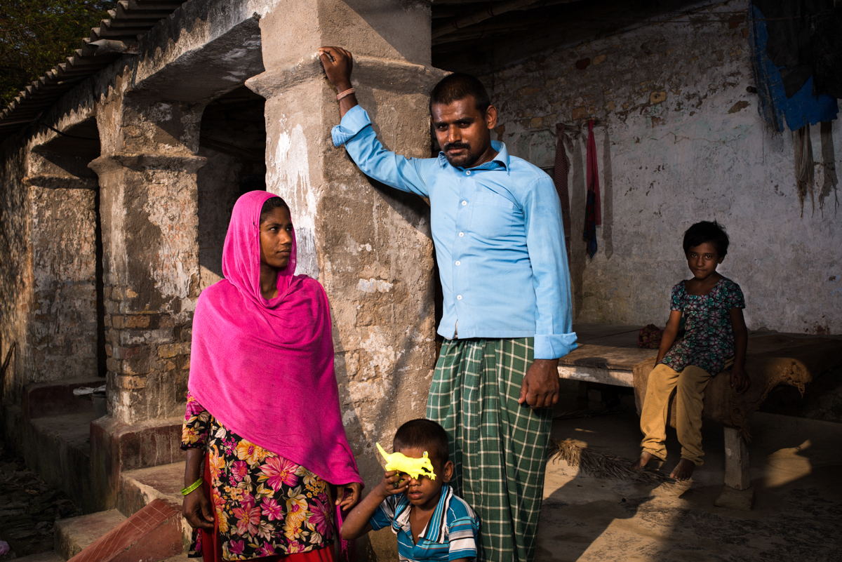  October, 2016.&nbsp;Samastipur district, Bihar. Mohd. Inamul with his wife Hamida Khatoon and their children at their house in Jorpura Village, Patori Blaock of Samastipur district.&nbsp;They are part of DMPA outreach programme. 