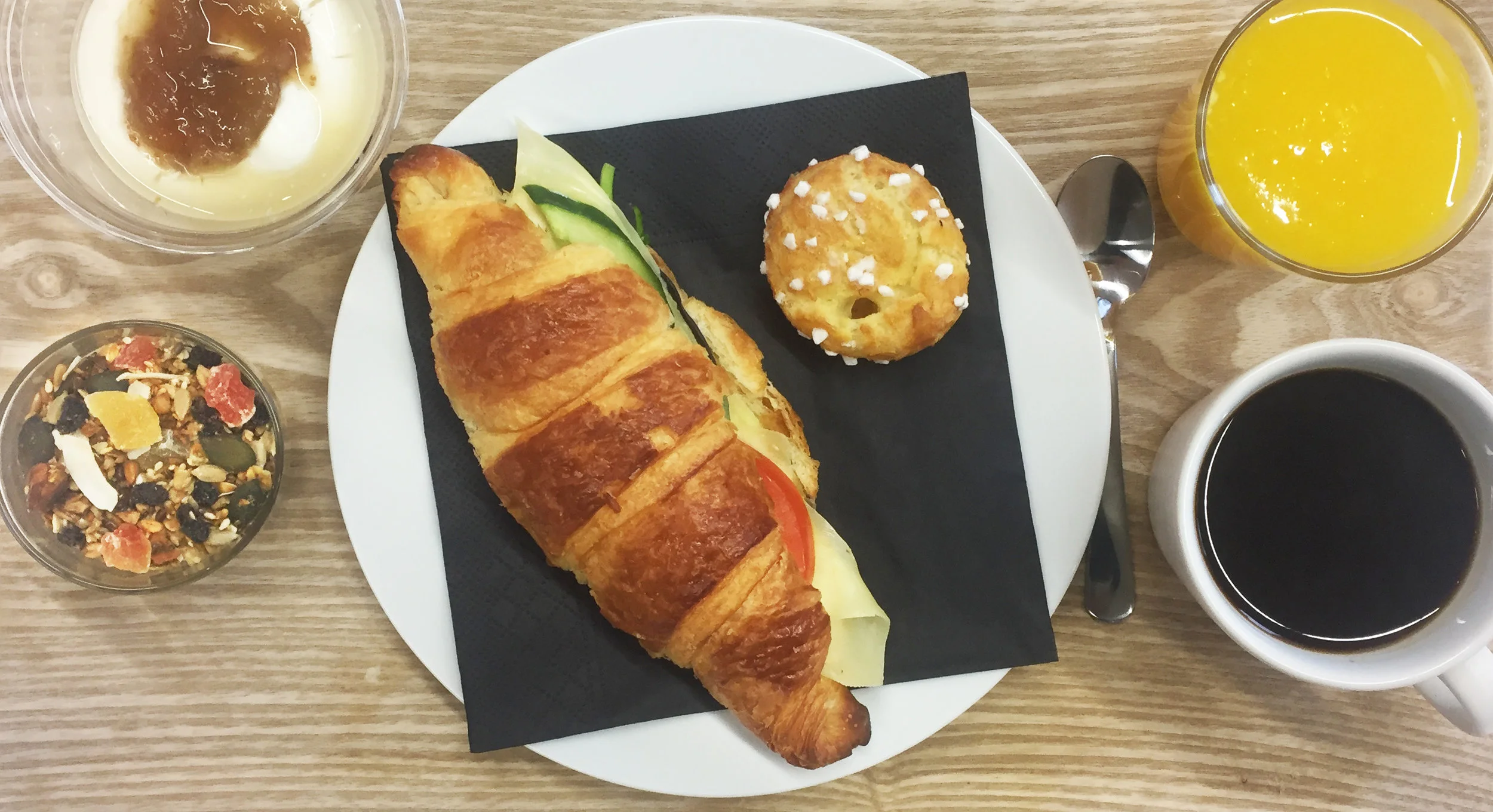 Frukost_p_bricka.jpg