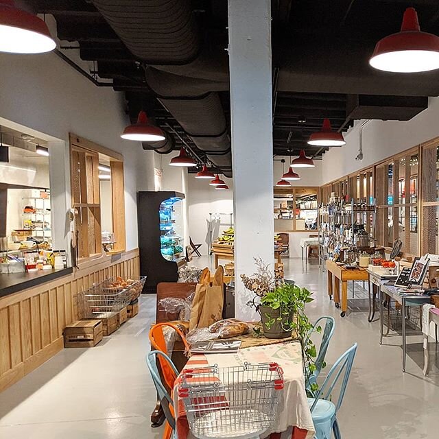 J C Porter recently finished another stall at the newly renovated @crossstmarket ! Congrats to @roosterandhenstore on the new space - go check them out for fresh produce, bread, and flowers, meal prep demos, and cooking classes!

#crossstreetmarket #
