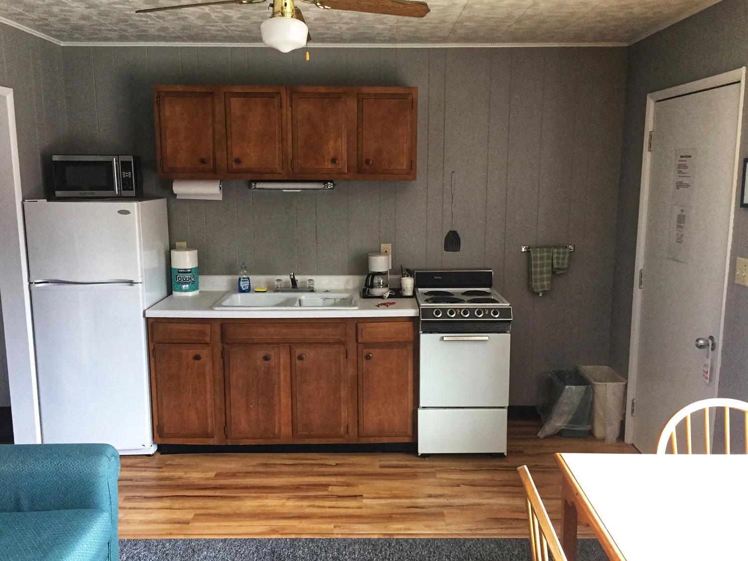 Townliner_Motel_Washington_Island_2019_Kitchenette_1.jpg