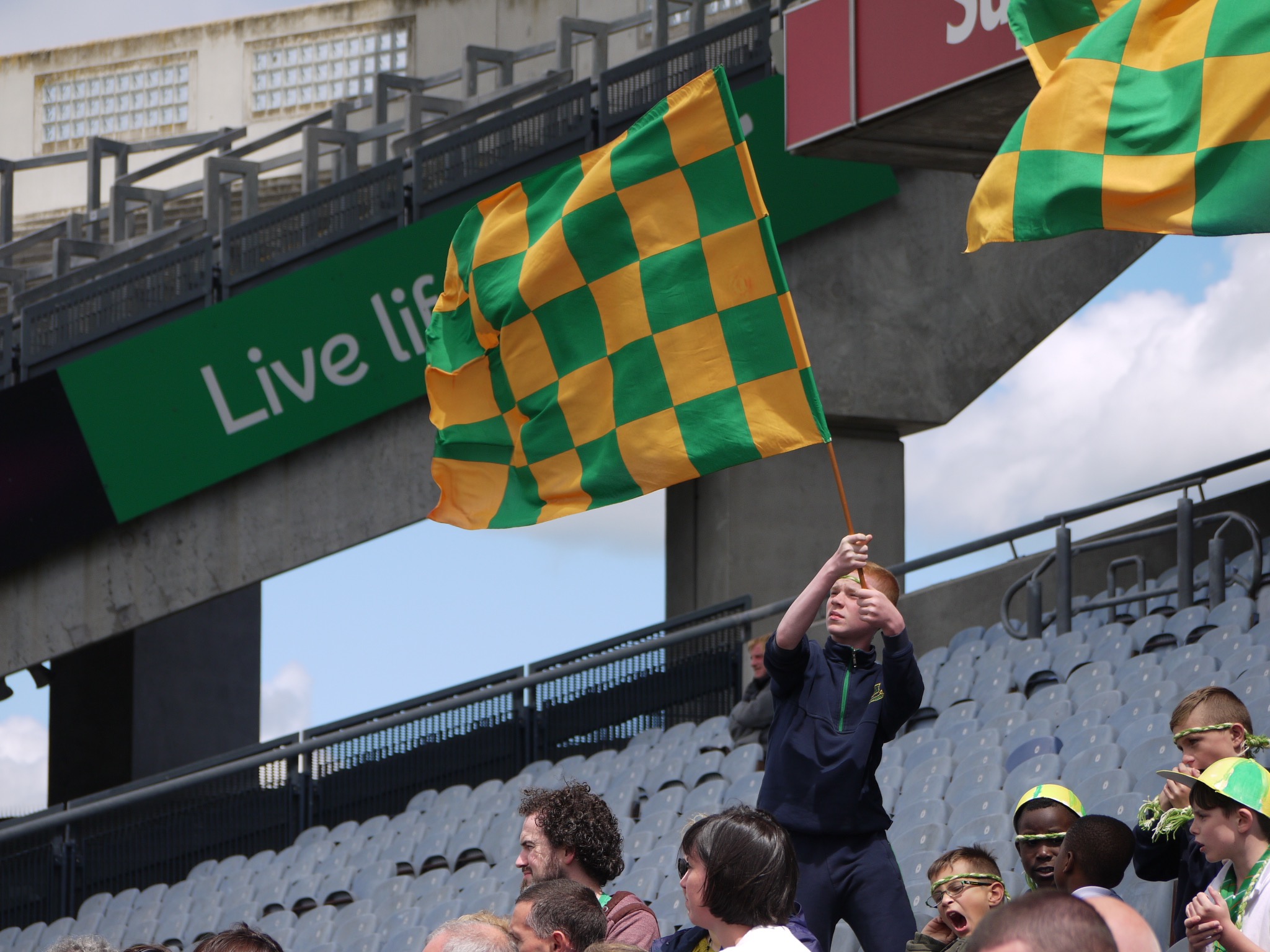 Scoil Íosagáin show their support.