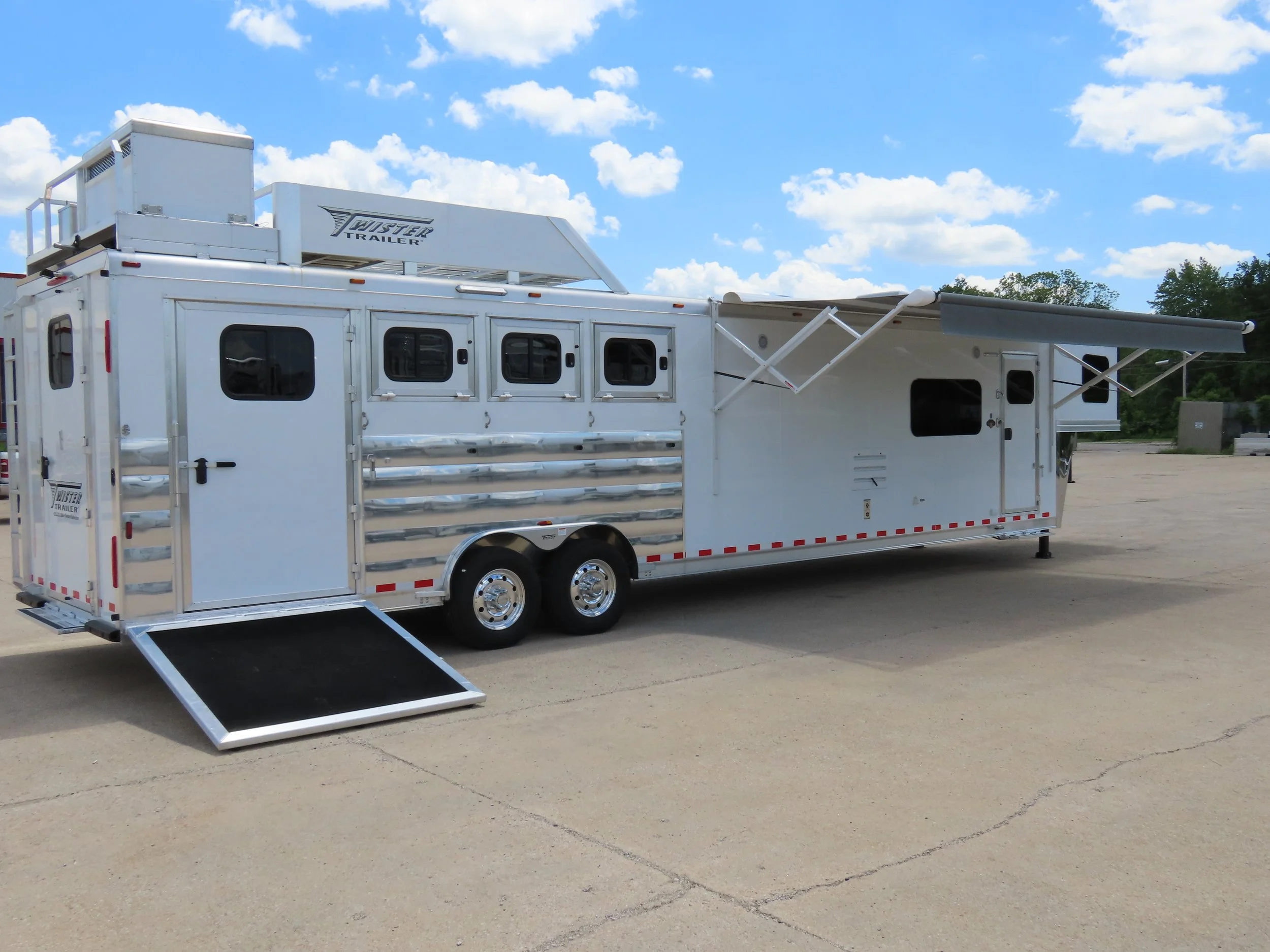 2025 Custom 4H 15'6 SW Side Load w/ Trail Boss LQ (S548)