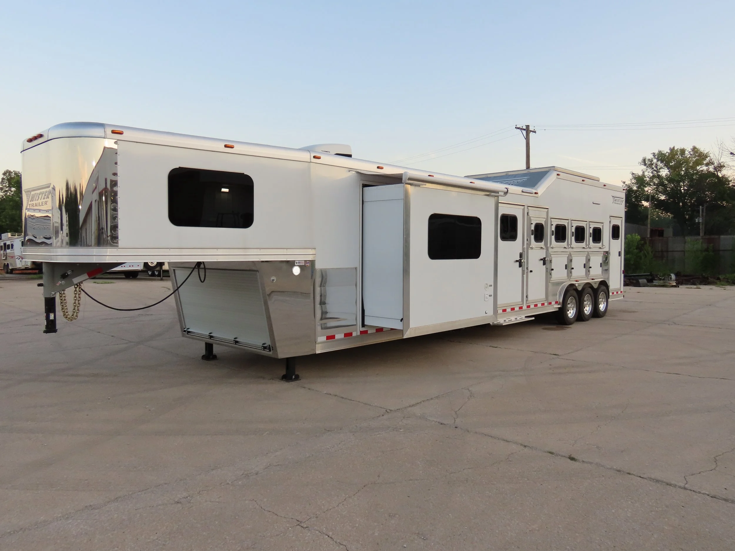 2025 Custom 4H 13’6 SW Rear Load w/ Trail Boss LQ (S526)