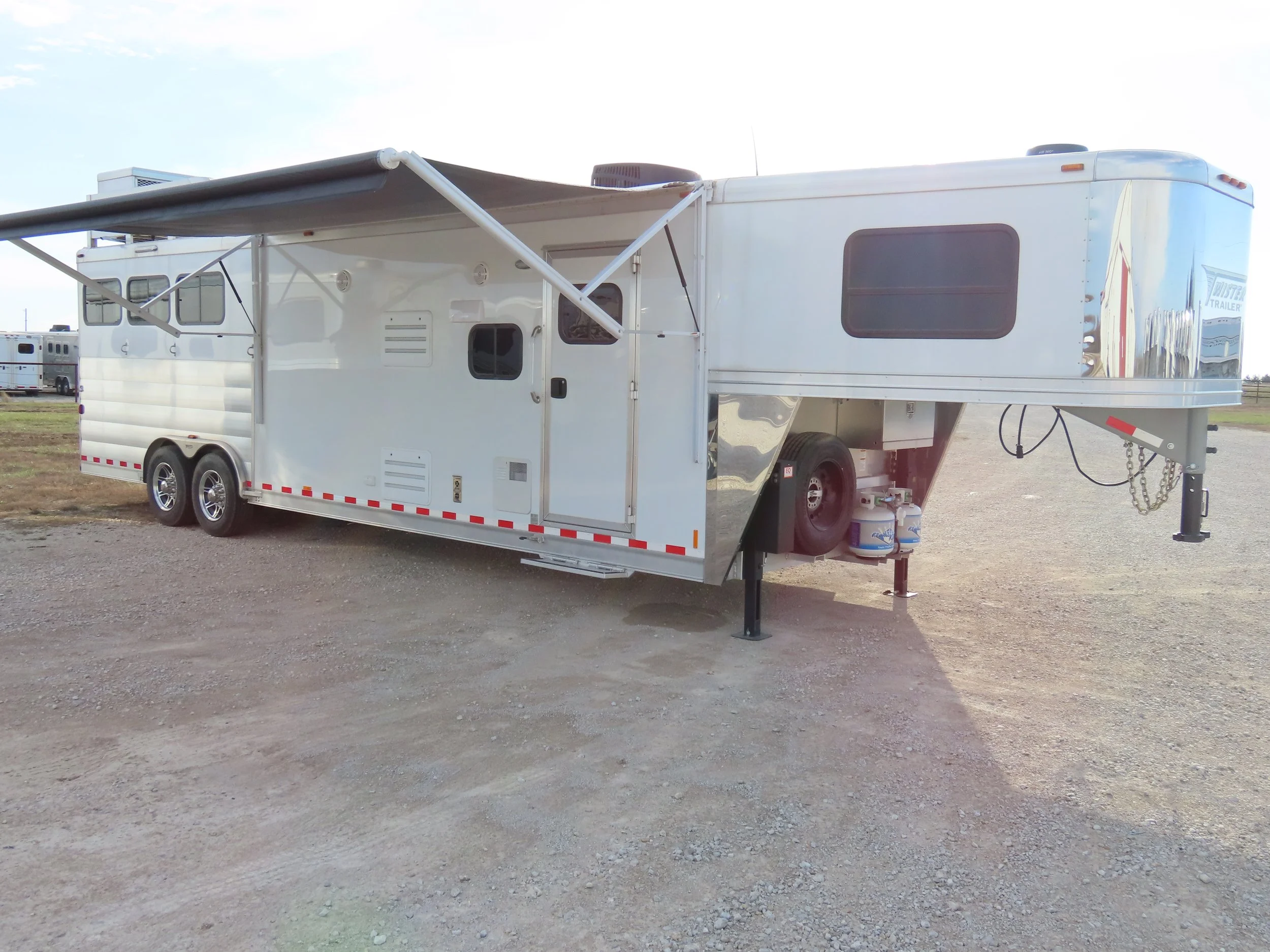 2025 Custom 3H 13’8 SW Rear Load w/ Outback LQ (S469)