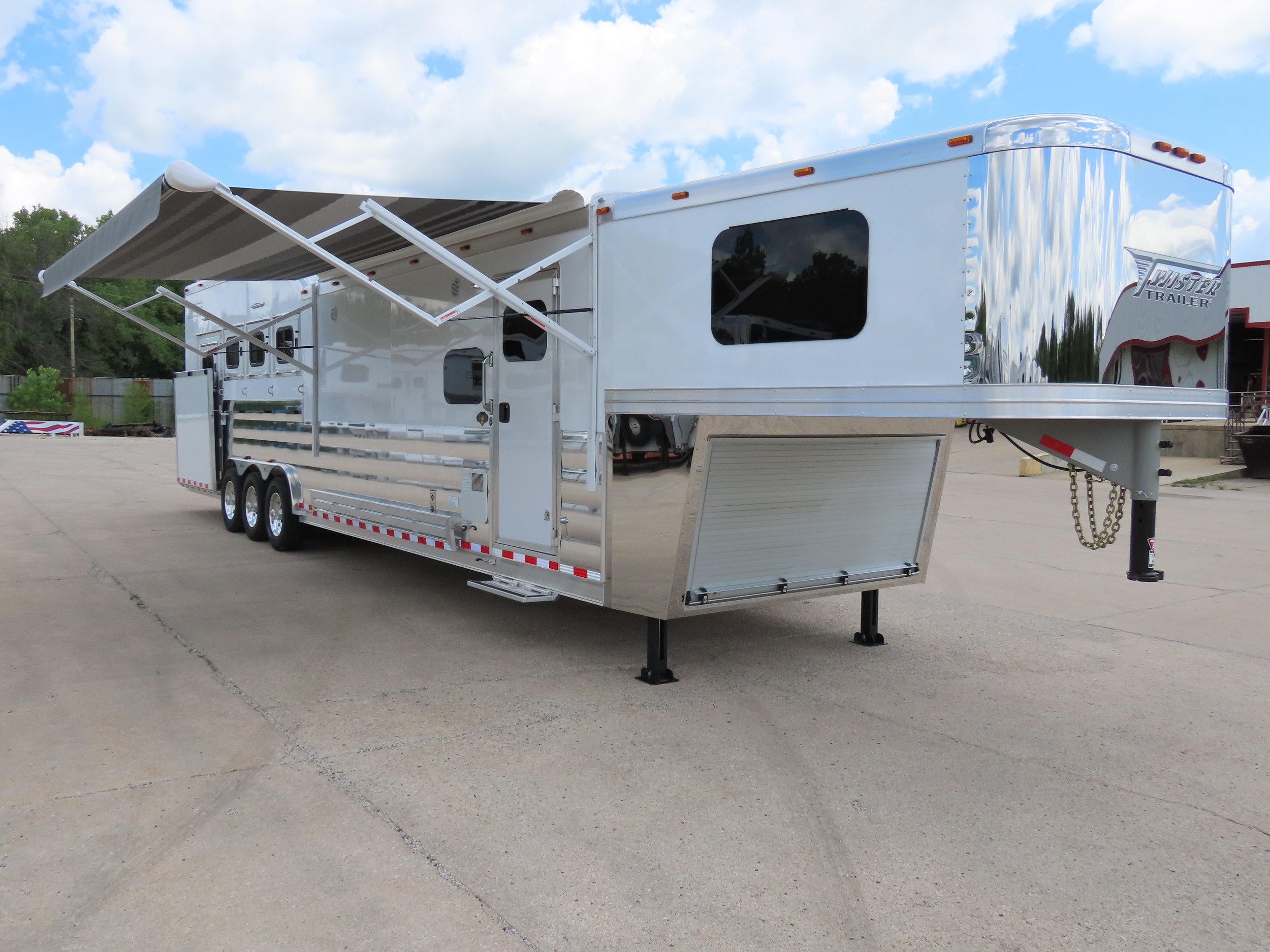 2025 Custom 4H 13’6 SW Rear Load w/ Trail Boss LQ (S529)